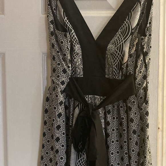 Beautiful sleeveless black and white dress size large - Picture 2 of 3